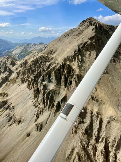 Karger und schroffer Berg in den Schweizer Alpen