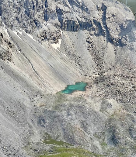 Kleiner Schmelzwasser-See in karger Berglandschaft