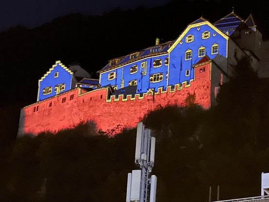 Schloss Vaduz mit einer Laser-Beleuchtung in den Farben von Liechtenstein 