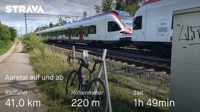 Fahren auf dem Radweg entlang der Ost-West-Hauptverbindung der SBB