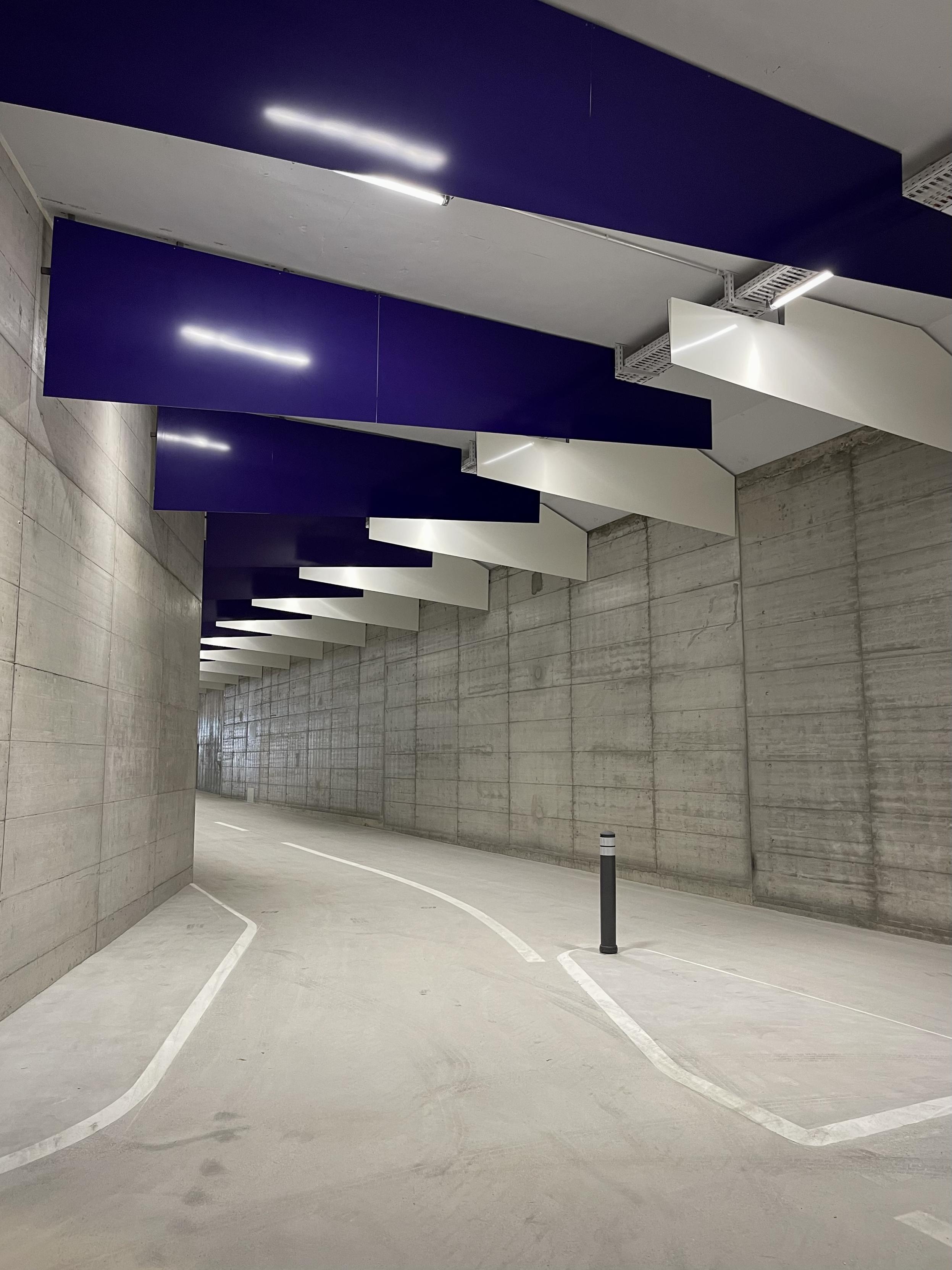 Velotunnel in Zürich mit Abzweigung zu den 1200 Fahrradabstellplätzen direkt unter den Gleisen des Hauptbahnhofs. Velotunnel in Zürich mit Abzweigung zu den 1200 Fahrradabstellplätzen direkt unter den Gleisen des Hauptbahnhofs.