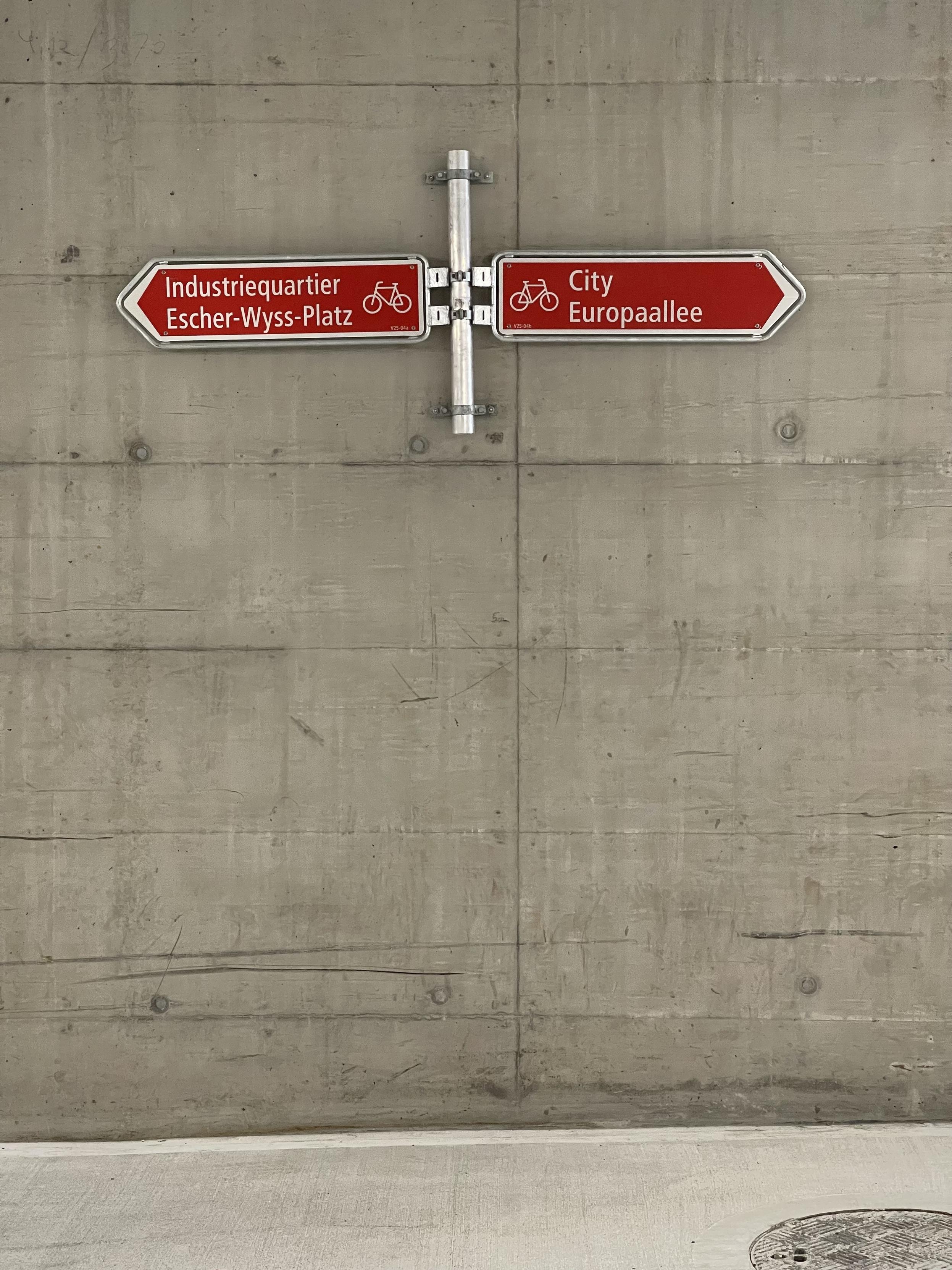 Wegweiser ausgangs der Fahrrad-Abstellhalle Wegweiser ausgangs der Fahrrad-Abstellhalle
