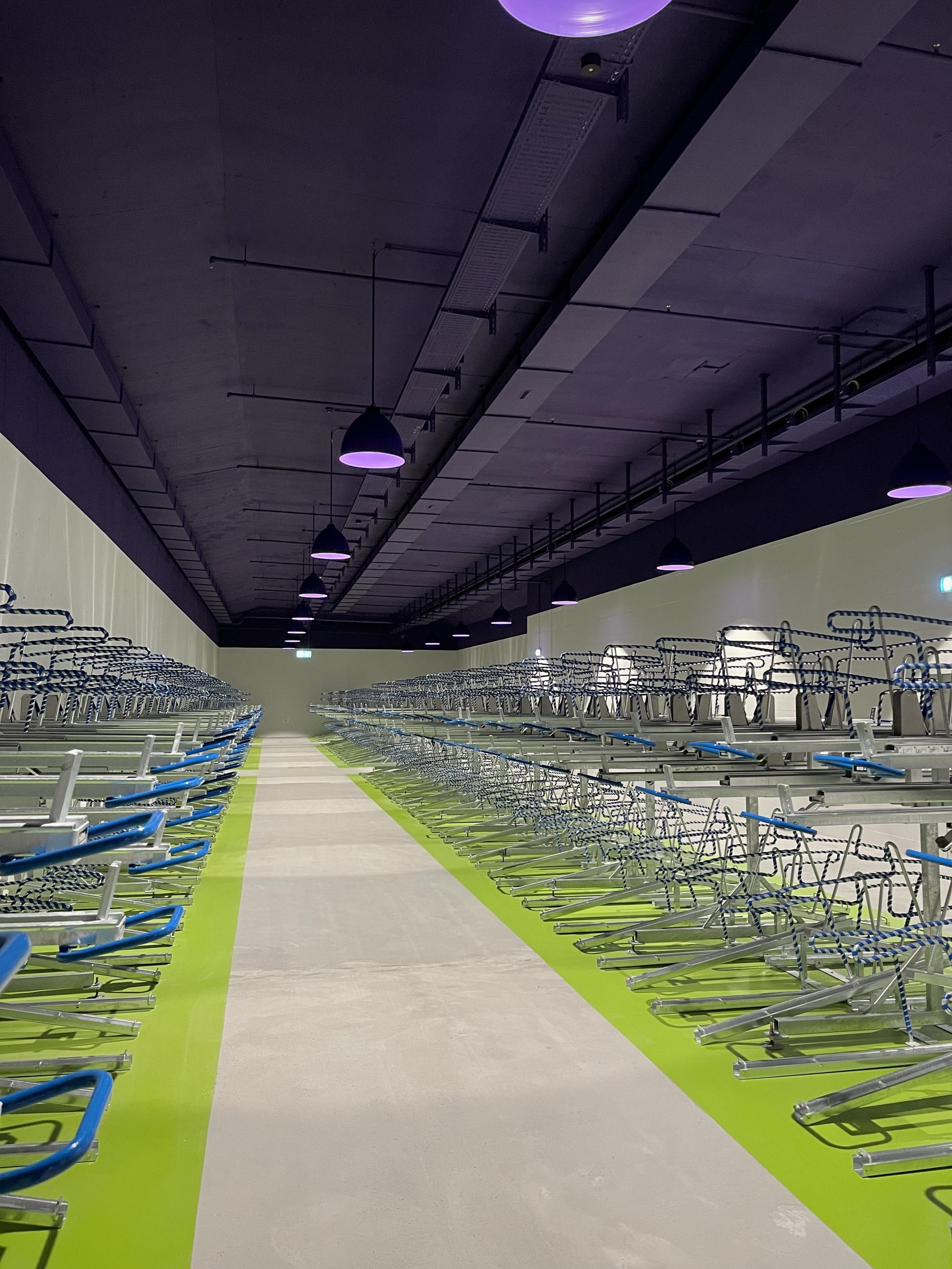 Einstellhalle des Stadttunnels für rund 1200 Velos Einstellhalle des Stadttunnels für rund 1200 Velos