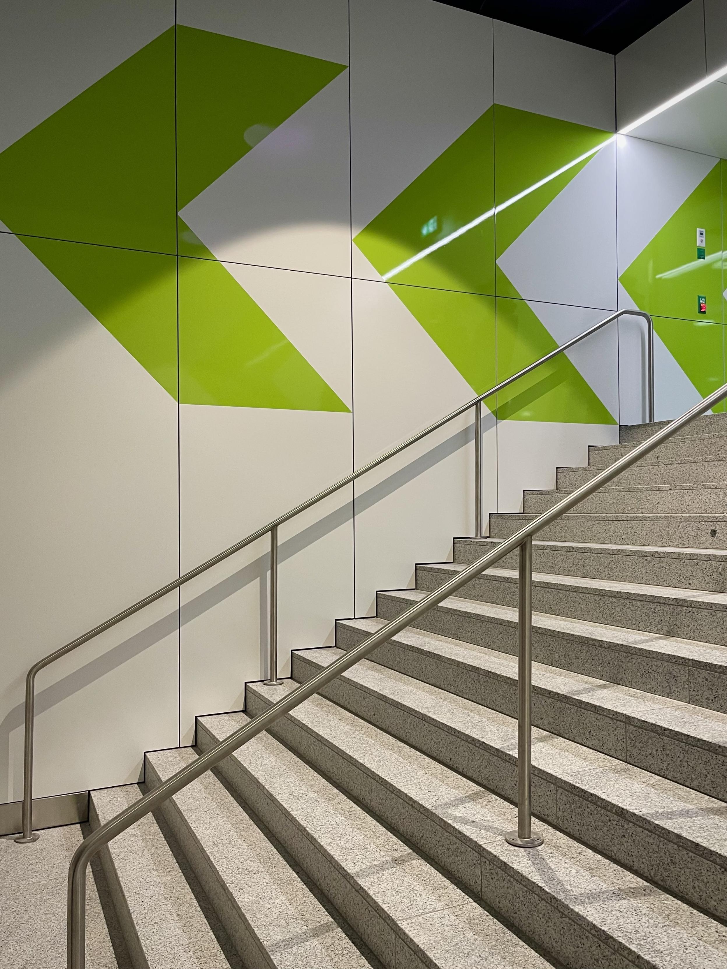 Treppe zur Sihl-Passage, welche die Velo-Abstellplätze des Stadttunnels mit den oberirdischen Bahnperrons verbindet Treppe zur Sihl-Passage, welche die Velo-Abstellplätze des Stadttunnels mit den oberirdischen Bahnperrons verbindet