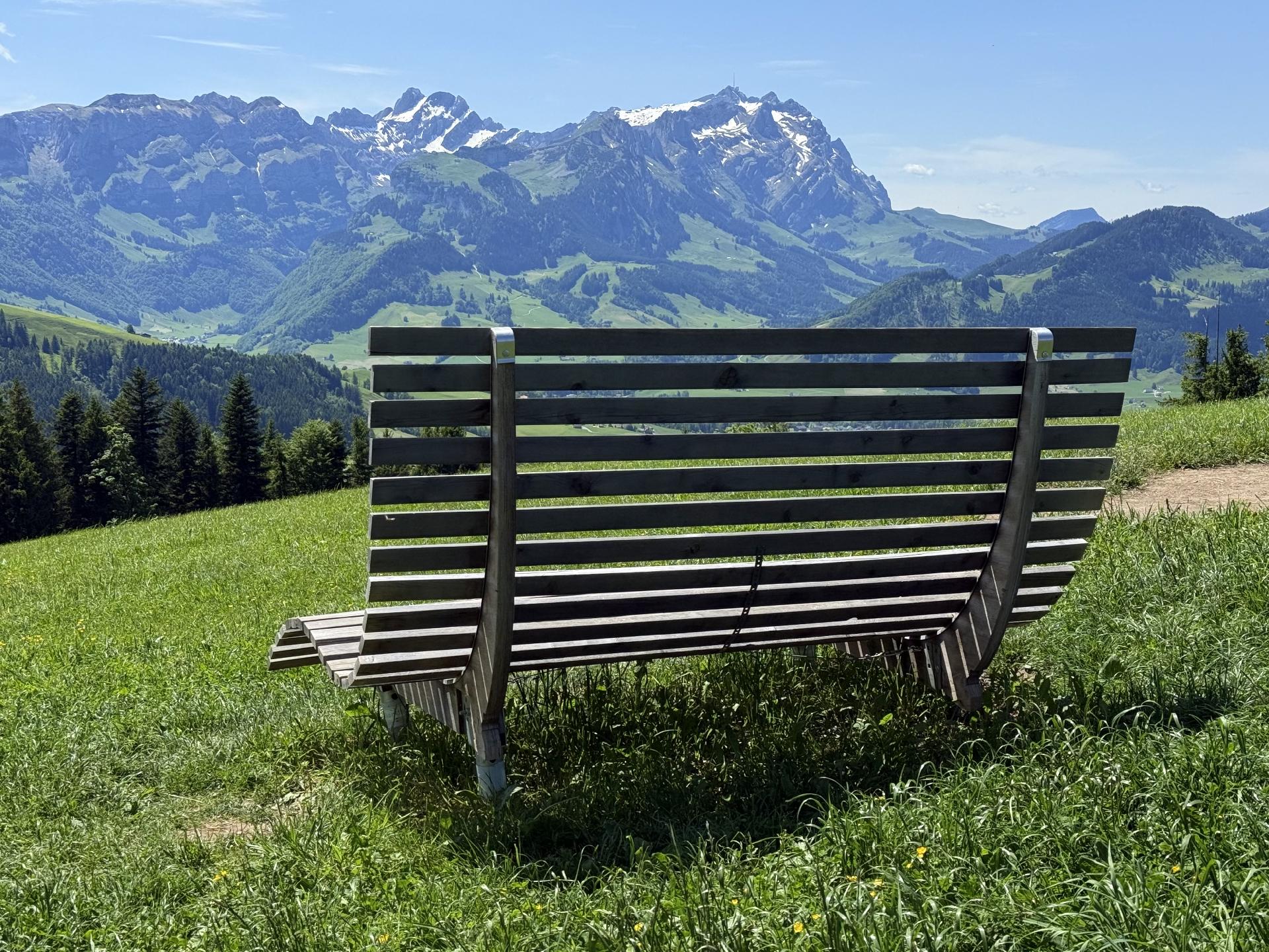 ein bänkli vor schöner bergkulisse