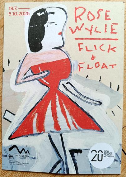 Ausstellungsfoto vom Zentrum Paul Klee in Bern. Rose Wylie. Flick & Float.
Eine Frau mit schwarzen Haaren und einem roten Kleid