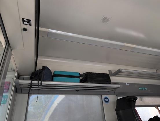 Kopfüber Gepäckablage mit zwei Koffern und einem Rucksack.