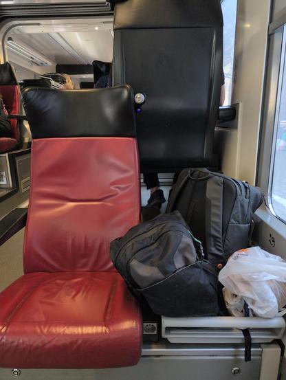Foto von einem Sitzplatz in der ersten Klasse im Zug B19 von Algier nach Oran.