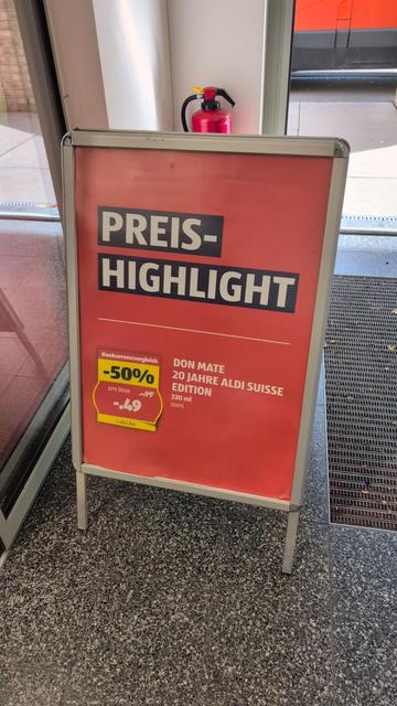 Werbetafel die zum 20 Jahre Jubiläum von Aldi mit 50 % auf die Aldi-Mate wirbt.