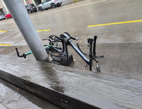Umgedrehtes E-Bike bei die Räder gestohlen wurde.