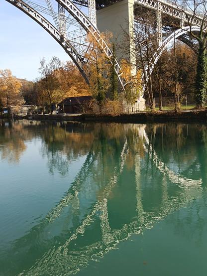 Bern: Spiegelung der Kirchenfeldbrücke in der Aare