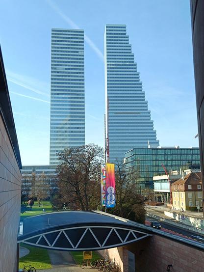 Basel: blauer Himmel, zwei markante Hochhäuser, die Roche-Türme beim Museum Tinguely