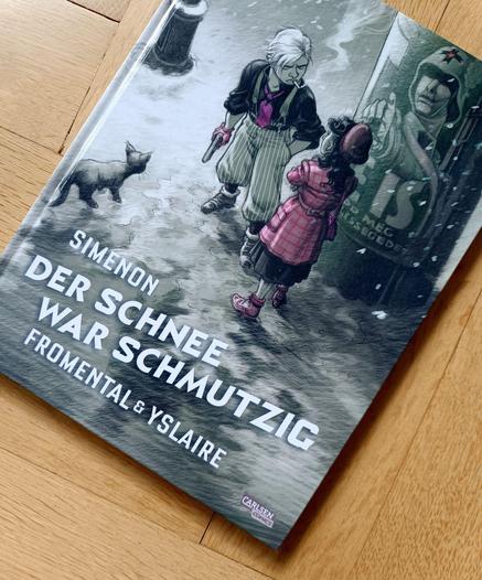 Graphic-Novel-Cover: Der Schnee war schmutzig nach Georges. Simenon. Zeichner: Bernard Yslaire. Text: Jean-Luc Fromental.  Ein rauchender, junger Mann mit einer Waffe in der rechten Hand steht gegenüber einer jungen Frau. Rechts von ihnen eine Litfassäule und vor ihnen ist eine Katze zu sehen.