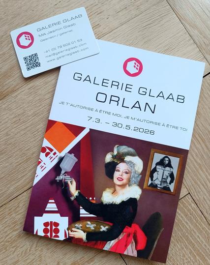 Flyer der Galerie Glaab in Bern.  Bis zum 30. Mai sind grossformatige Werke der französischen Künstlerin ORLAN (78) zu sehen. 
