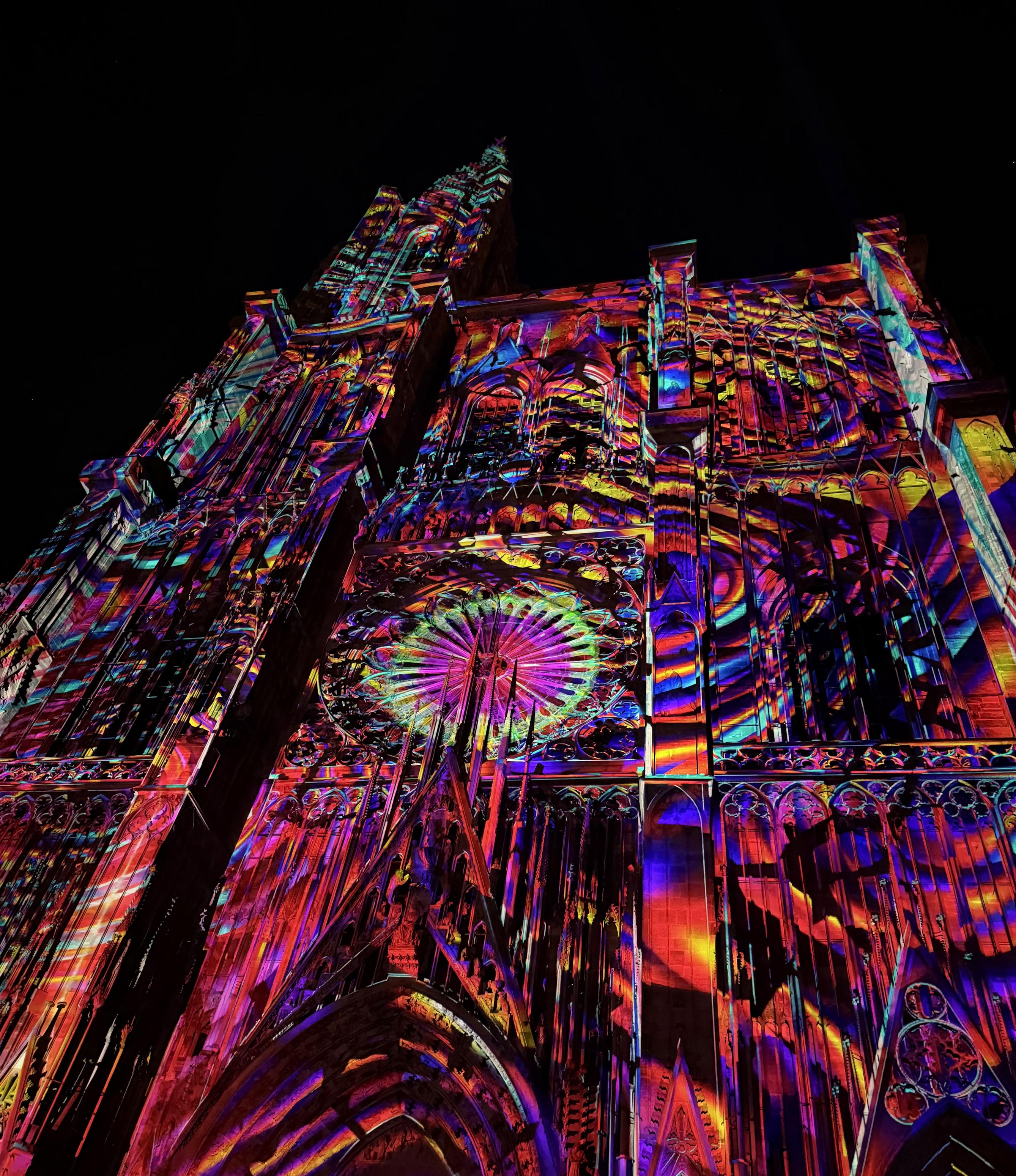 Licht Schau am Dom in Strasbourg, in der Mitte das runde Hauptfenster
Light show on the Dom in Strasbourg
Light show at the Strasbourg Cathedral, with the round main window in the center