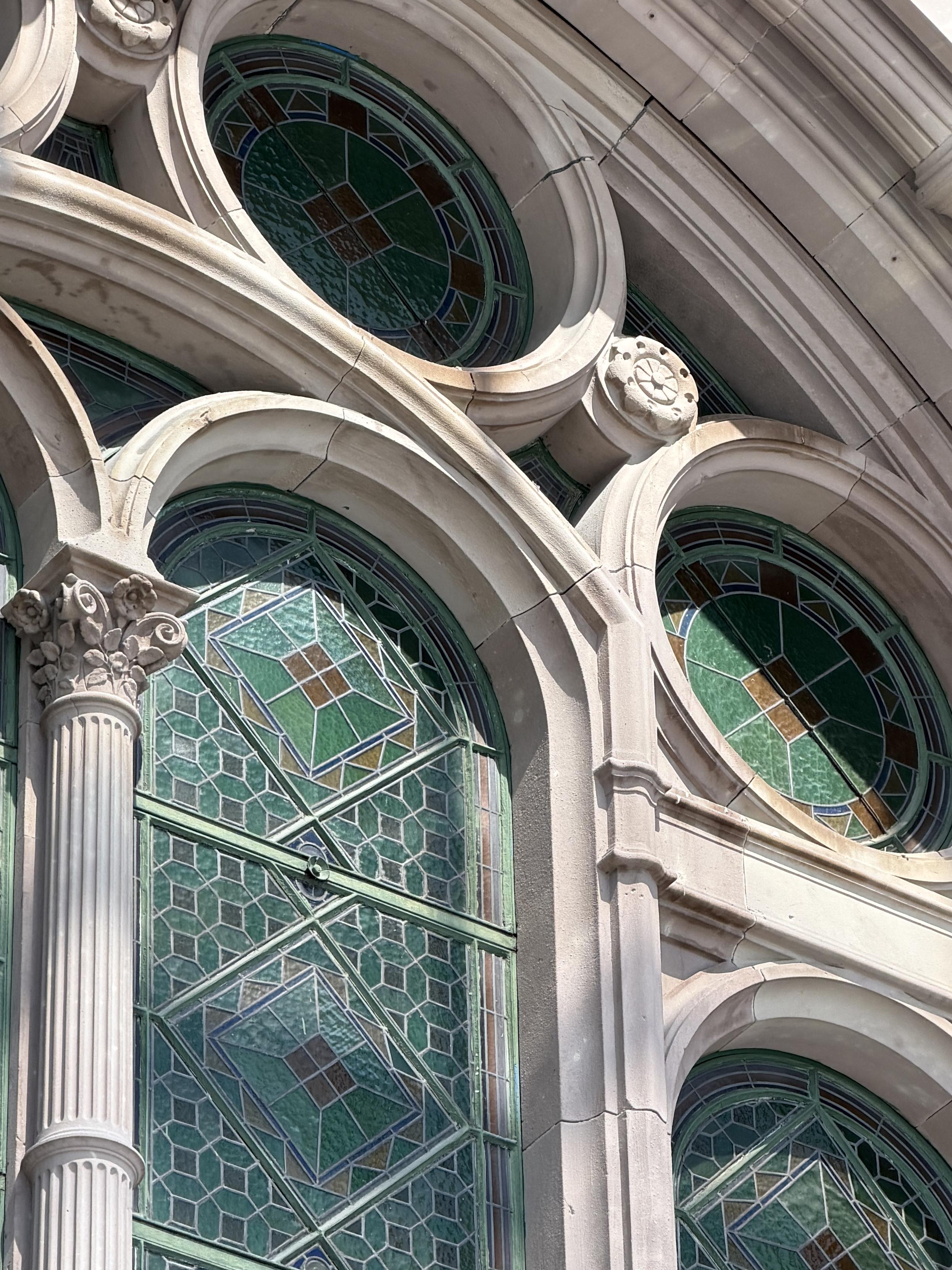 Architektonischen Details zeigen bleiverglaste Rundbogenfenster, die typisch für den Bahnhof in Strassburg
Architectural details include leaded-glass arched windows, which are typical of the Strasbourg train station