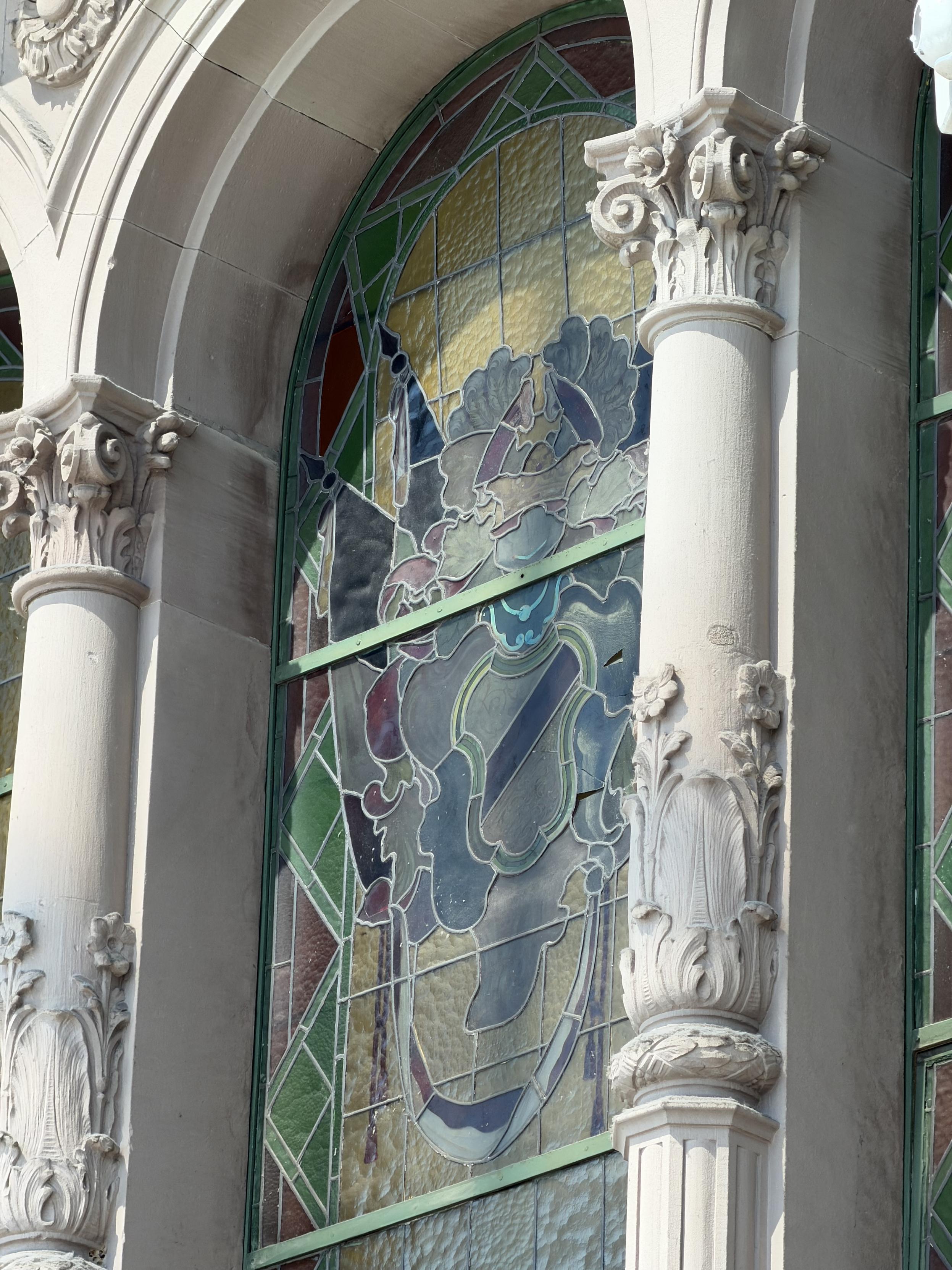 Architektonischen Details zeigen bleiverglaste Rundbogenfenster, die typisch für den Bahnhof in Strassburg
Architectural details include leaded-glass arched windows, which are typical of the Strasbourg train station