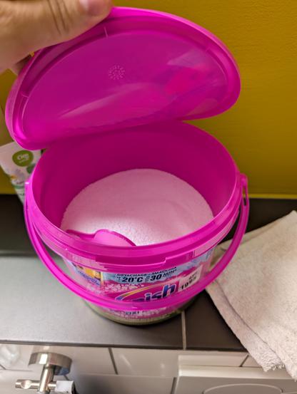Bild von einem Kübel Vanish 2.4 kg, geöffnet. Der Inhalt füllt nur ca. 50 %, der Rest ist Luft.