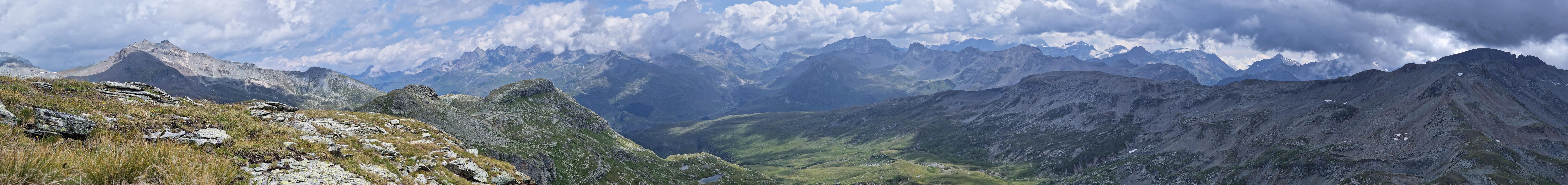 Panorama von Gipfel des Uf den Flue, Juf, Gruabünden, dramatische Bergkulisse mit stark presentem Wolkenbild