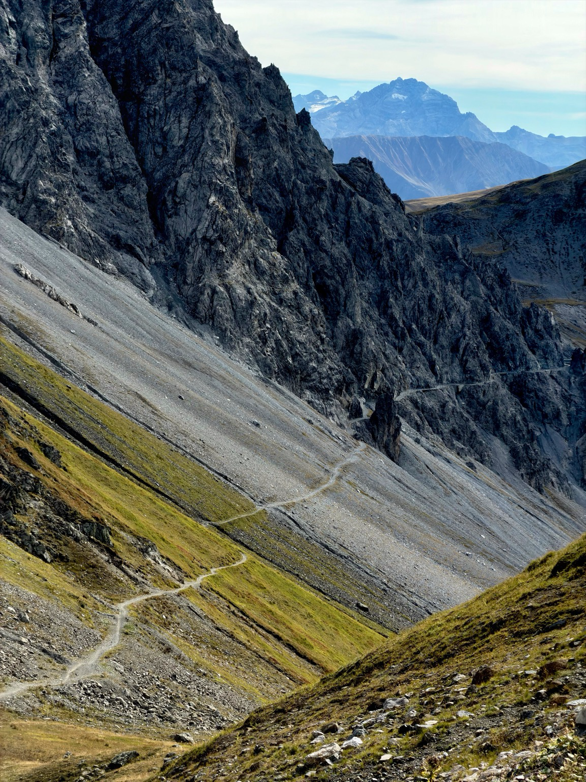der weg führt über eine geröllhalde und dann durch steil abfallende schwarze felsen