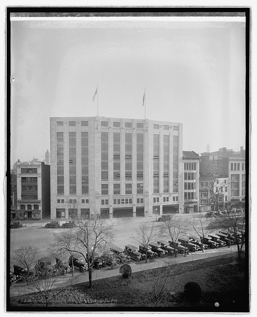 Photo circa 1921 showing the very wide, nine-story garage from across the street.