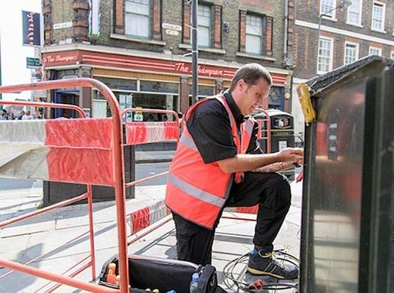 virgin_media_uk_street_cabinet_engineer_at_work