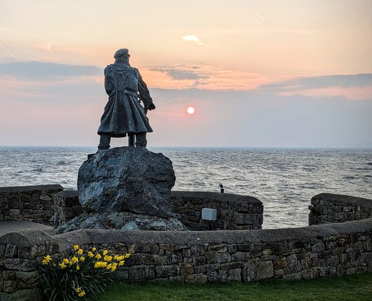 Memorial statue to Richard Evan in Moeller, Anglesey at sunrise https://historypoints.org/index.php?page=dick-evans-memorial-moelfre