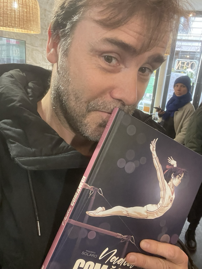 un bel homme avec un bel album