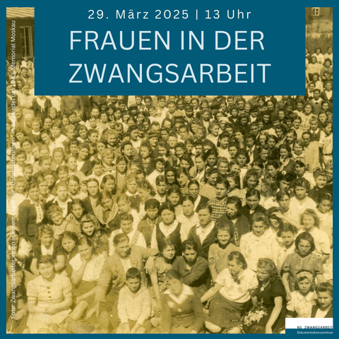 Das Bild zeigt eine große Gruppe von Frauen, die eng beieinanderstehen. Es handelt sich um ein Schwarz-Weiß-Foto, das vermutlich aus der Zeit des Zweiten Weltkriegs stammt. Die Frauen wirken müde und abgemagert. Der Text auf dem Bild "Frauen in der Zwangsarbeit" und die weiteren Informationen deuten darauf hin, dass es sich um Zwangsarbeiterinnen handelt, die in einem Lager für Ostarbeiterinnen in Salzwedel um 1943 aufgenommen wurden.
