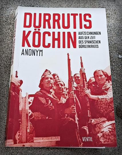 Cover des Buches "Duruttis Kochin - Aufzeichnungen aus der Zeit des Spanischen Bürgerkriegs", welches Kämpferinnen und Kämpfer der anarchistischen Brigaden mit Gewehren zeigt.