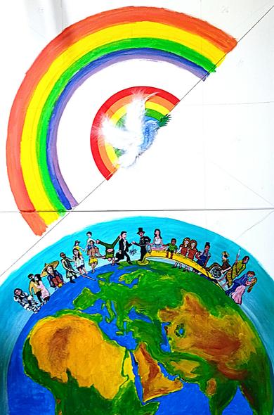 Auf einer großen zweigeteilten Leinwand "fliegt" über die obere Leinwand-Hälfte eine weiße Taube. Die Schnur, auf der sie "reitet" bildet in etwa eine Diagonale. Diese ist zugleich der Horizont für einen Regenbogen. Die untere Leinwand-Hälfte dominiert der obere Teil einer Weltkugel. Auf ihr viele bunte, große und kleine, junge und alte, diverse Menschen.