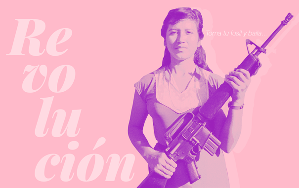 Una imagen en duotono, el elemento central es una mujer usando un vestido sencillo y sosteniendo un fusil de asalto M-16 mientras mira a la cámara. Detrás de ella el texto "Revolución" en letras grandes y gordas, y más discreto, junto a su rostro, la frase "Toma tu fusil y baila".