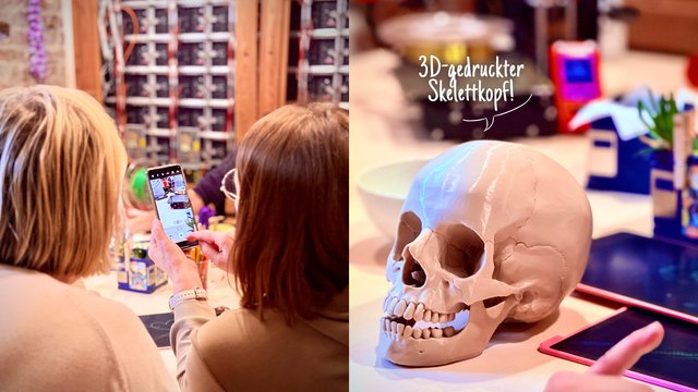 Das Bild ist eine Collage aus zwei Fotos. 

Linkes Foto: Zwei Personen sitzen nebeneinander mit dem Rücken zur Kamera an einem Tisch und schauen gemeinsam auf ein Smartphone, das die rechte Person in der Hand hält. Auf dem Bildschirm des Smartphones ist ein Foto-Modus geöffnet, der eine Szene aus dem Raum zeigt. Die linke Person hat hellblondes Haar, trägt helle Kleidung und wendet sich interessiert dem Bildschirm zu. Die rechte Person hat braunes Haar und eine helle Brille.
Im Hintergrund sieht man eine Wand mit offenen Holzrahmen und sichtbaren technischen Komponenten mit vielen Kabeln und Modulen. Auf dem Tisch vor ihnen stehen kleine Pflanzentöpfe sowie bunte Stifte.

Rechtes Foto: Ein heller, naturgetreuer Schädel aus Kunststoff steht auf einem Tisch. Es handelt sich um ein 3D-gedrucktes Modell eines menschlichen Schädels. Der Schädel liegt auf der Seite und zeigt die Zähne sowie die anatomischen Strukturen deutlich. Darüber ist in weißer, handschriftähnlicher Schrift ein Text eingefügt: „3D-gedruckter Skelettkopf!“, mit einem gezeichneten Sprechblasen-Pfeil, der auf den Schädel zeigt.
Im Vordergrund ist eine Hand mit ausgestrecktem Finger zu sehen. Daneben liegen zwei bunte Schreibtafeln. Im Hintergrund stehen weitere Gegenstände auf dem Tisch, unter anderem eine kleine Pflanze, ein Schälchen und ein roter Gegenstand. Das Bild ist scharf auf den Schädel fokussiert, der Hintergrund ist leicht verschwommen.