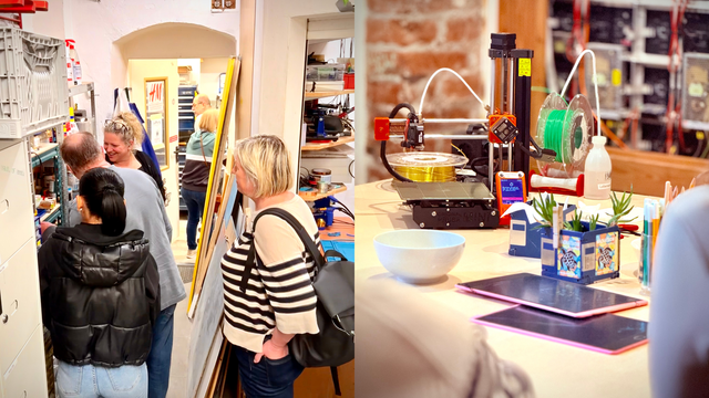Das Bild ist eine Collage aus zwei Fotos. 

Linkes Foto: Das Bild eine schmale Werkstatt mit Regalen, die mit Bastelmaterialien gefüllt sind. Im Vordergrund steht eine Person mit blonden Haaren und einem schwarz-weiß gestreiften Oberteil. Neben ihr steht eine Gruppe von Menschen, die sich unterhalten. In der Mitte steht eine Frau mit braunen Haaren und einer Brille, die mit einer anderen Person unterhält. Neben ihr steht ein Mann, der sich ebenfalls zu der Gruppe umdreht. Im Hintergrund sind weitere Personen zu sehen. 

Rechtes Foto: Ein Tisch mit einem 3D-Drucker im Vordergrund. Es handelt sich um ein Modell mit dem Namen „Original Prusa Mini+“ . Am Drucker sind zwei Rollen mit Kunststofffilament befestigt – eine grüne und eine goldene. Auf dem Tisch stehen außerdem zwei Tablets mit pinkfarbenem Rahmen, ein paar Schalen, bunte Stifte in einem Becher, kleine Pflanzentöpfe mit bunten Aufklebern dekoriert sind. Im Hintergrund erkennt man eine Backsteinwand sowie ein Regal.