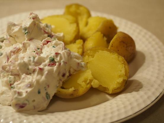 Im Schnellkochtopf gegarte Kartoffeln mit einem Quark mit Schnittlauch und Radieschen