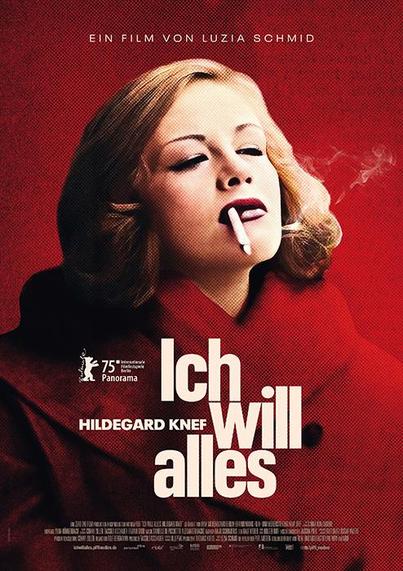 Das Bild ist das Kinoplakat für den Film „Ich will alles“, ein Werk über Hildegard Knef von Regisseurin Luzia Schmid.

Im Zentrum des Posters steht eine stilisierte, ausdrucksstarke Porträtaufnahme der Schauspielerin und Sängerin Hildegard Knef. Sie trägt einen roten Mantel, der mit dem tiefroten Hintergrund des Plakats verschmilzt. Ihr Gesicht ist stark geschminkt, der Blick wirkt selbstbewusst und zugleich entrückt – ein Zigarettenstummel hängt lässig aus ihrem leicht geöffneten Mund, Rauch kringelt sich in die Luft. Dieses Bild transportiert einen Hauch Rebellion, Glamour und Melancholie.

Der Filmtitel „Ich will alles“ ist in großen, fett gesetzten weißen und roten Buchstaben mittig unten platziert. Die Schrift ist markant und unterstreicht die kompromisslose Haltung der Künstlerin. Darüber steht in kleinerer Schrift „Hildegard Knef“, darunter erkennt man das Logo der Berlinale – der Film wurde im Panorama-Programm der 75. Internationalen Filmfestspiele Berlin gezeigt.

Das Plakat vermittelt eine intensive, fast dramatische Stimmung – es kündigt ein Porträt über eine außergewöhnliche Frau an, die sich nicht mit halben Sachen zufriedengibt.