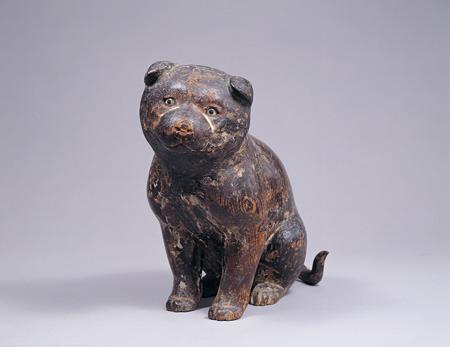 Escultura de madera de un cachorro.