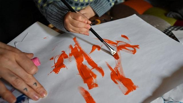 A 21 mois, ce bébé expose déjà ses œuvres à Tokyo... et les vend près de 200 euros: "Elle sait ce qu'elle fait"