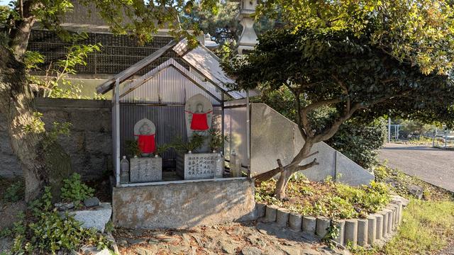 Des stèles religieuses japonaises dans un cabanon de plastique (normalement c'est en bois) sans oublier les bouteilles d'eau pour faire fuir les chats, ne me demandez pas, j'ai jamais compris le concept)
