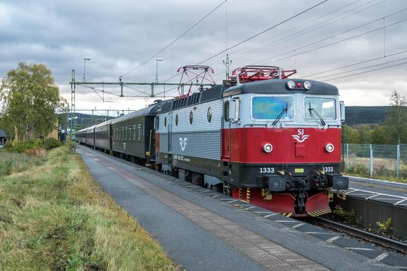 Nachtzug an der Station Undersåker