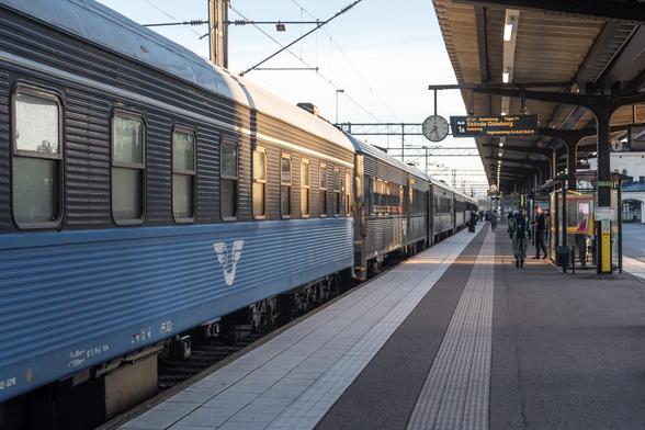 Der Nachtzug in Richtung Göteborg am Bahnsteig
