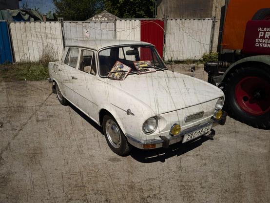 A white Škoda 100.