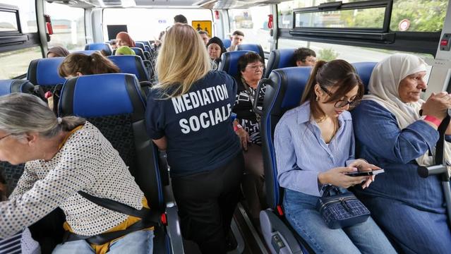 un bus gratuit qui sillonne les quartiers Nord, Sud, et Est pour chercher des visiteurs éloignés