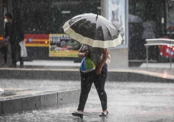 La Aemet avisa de la vuelta de las lluvias a España para el puente de mayo: las zonas afectadas