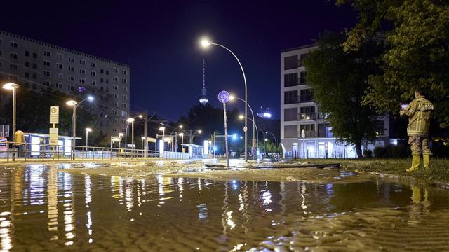 Überschwemmte Straßen nach Rohrbruch in der Hauptstadt