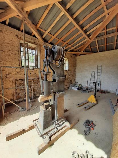 Marteau pilon dans sont atelier en travaux