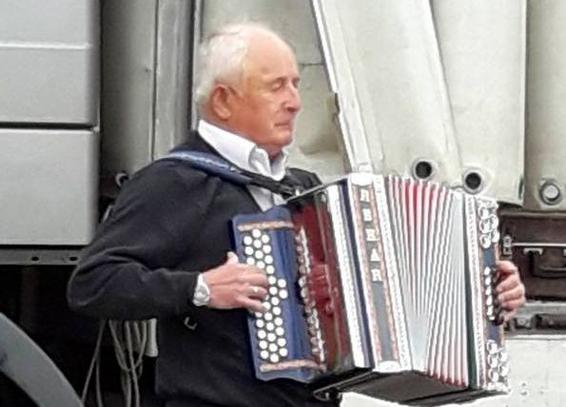 Slovenija žaluje, umrl harmonikaš Alojz, bil je velik navijač Tine Maze