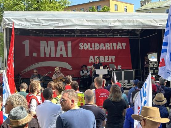 DGB Regionsgeschäftsführerin Silke Klos-Pöllinger auf der Bühne.