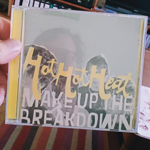 Das CD-Cover von Hot Hot Heats "Make Up The Breakdown" zeigt die Pilzköpfe von vier jungen Männern versteckt hinter der krakeligen Titelei. In der Hülle spiegelt sich mein Gesicht als fünftes Bandmitglied, lol.