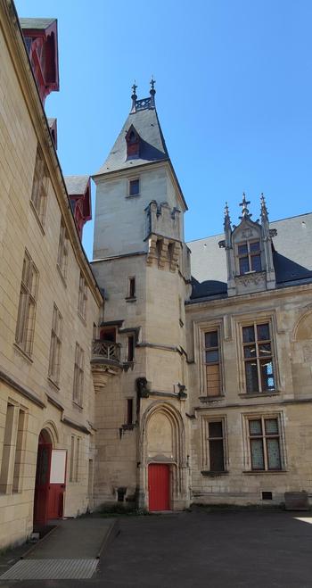 Dans la cour de forney